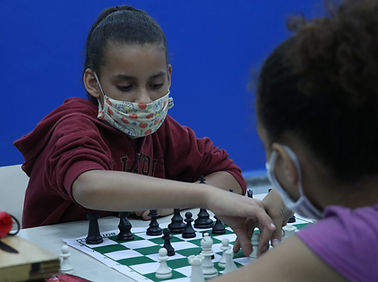 meninas-jogando-xadrez
